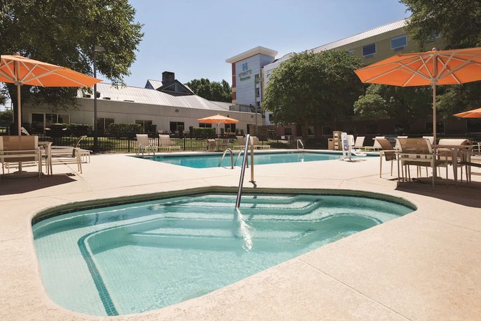 Imagen de la piscina del Hotel TownePlace Suites by Marriott Charlotte LoSo Airport. Foto 20