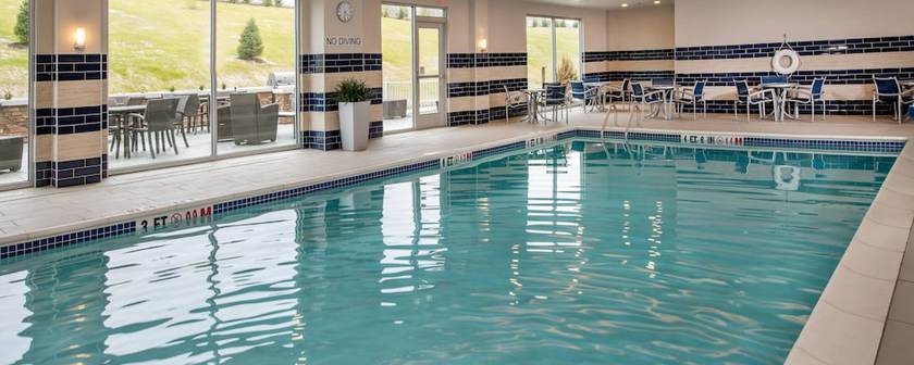 Imagen de la piscina del Hotel TownePlace Suites by Marriott Chicago Waukegan/Gurnee. Foto 20
