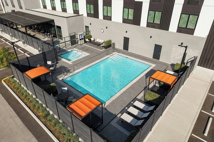 Imagen de la piscina del Hotel TownePlace Suites by Marriott Chilliwack. Foto 15
