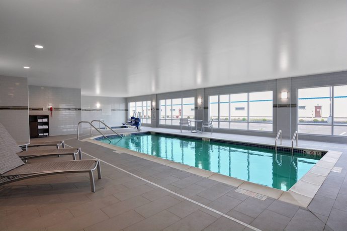 Imagen de la piscina del Hotel TownePlace Suites by Marriott Detroit Allen Park. Foto 20