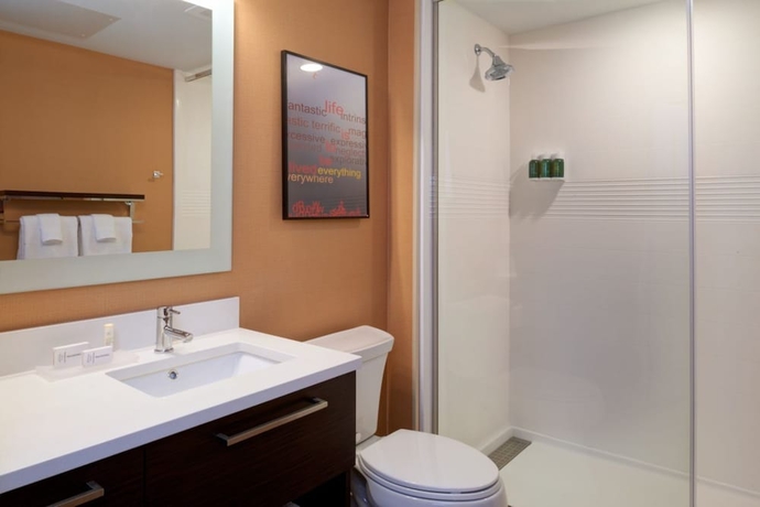 Imagen de la habitación del Hotel TownePlace Suites by Marriott Grand Rapids Airport. Foto 8