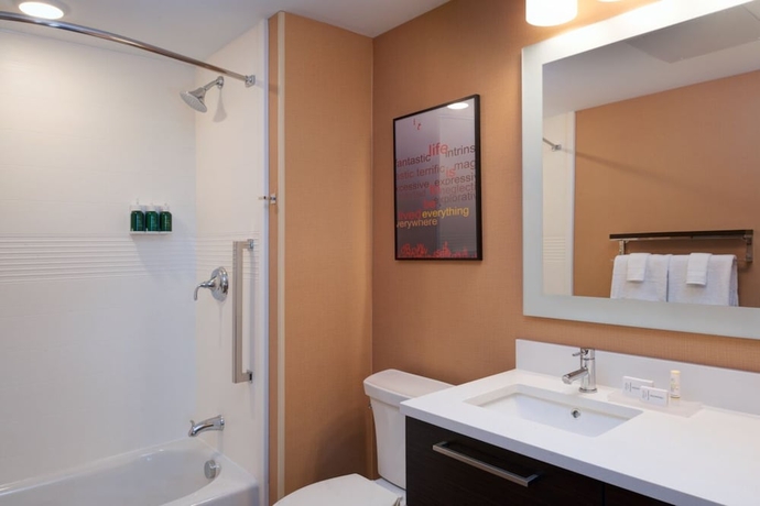 Imagen de la habitación del Hotel TownePlace Suites by Marriott Grand Rapids Airport. Foto 11
