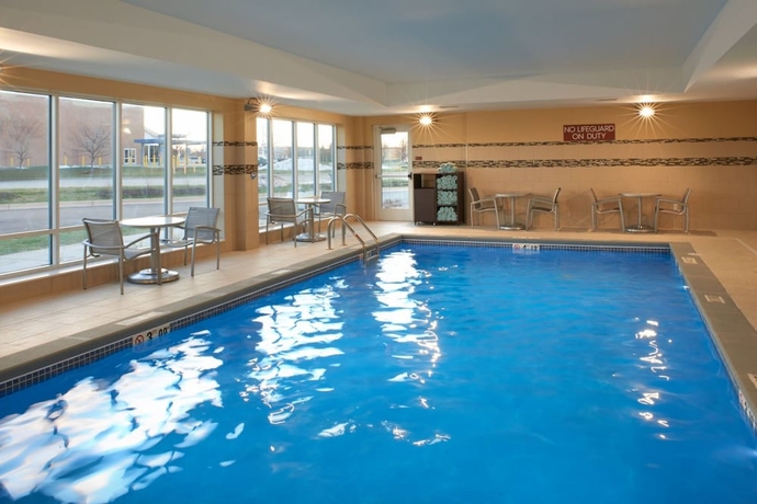 Imagen de la piscina del Hotel TownePlace Suites by Marriott Grand Rapids Airport. Foto 19