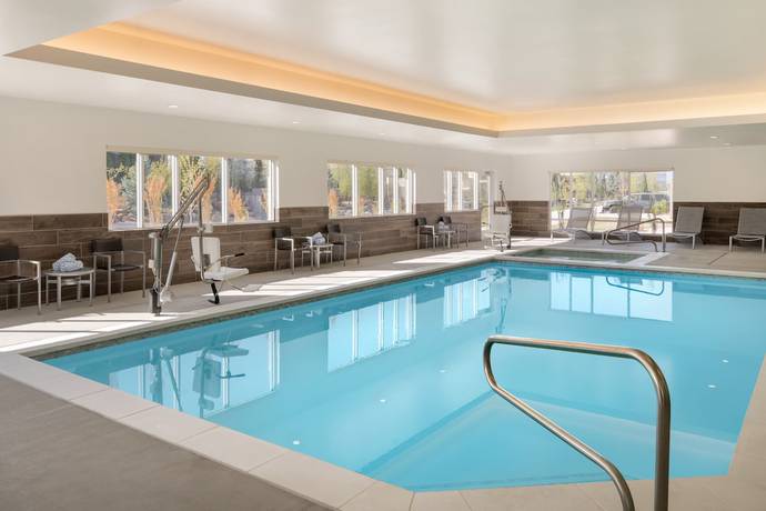 Imagen de la piscina del Hotel TownePlace Suites by Marriott Logan. Foto 20