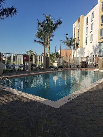 Imagen de la piscina del Hotel TownePlace Suites by Marriott Miami Kendall West. Foto 17