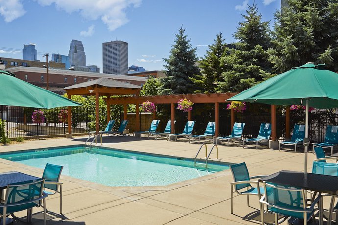 Imagen de la piscina del Hotel TownePlace Suites by Marriott Minneapolis Downtown/North Loop. Foto 19