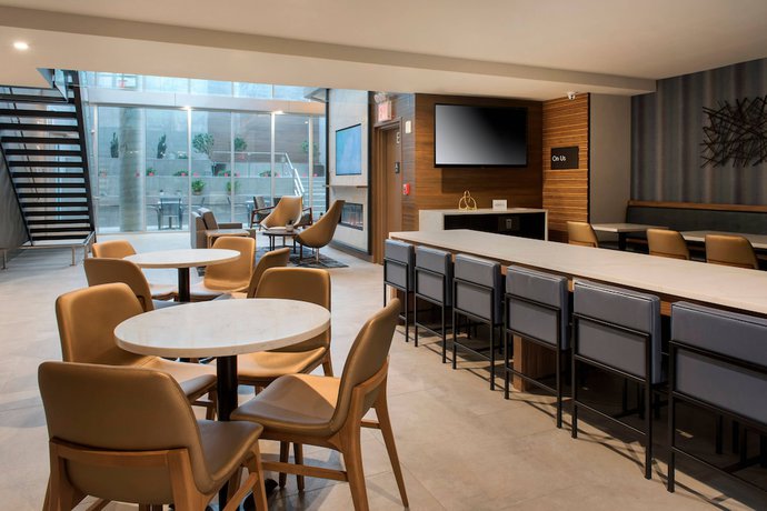 Imagen del bar/restaurante del Hotel TownePlace Suites by Marriott New York Long Island City/Manhattan View. Foto 3
