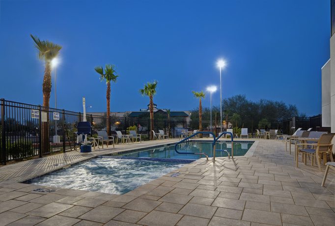 Imagen de la piscina del Hotel TownePlace Suites by Marriott Phoenix Glendale Sports and Entertainment District. Foto 20