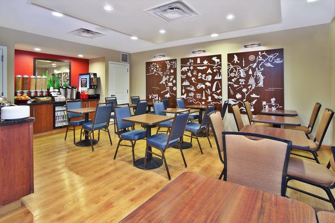 Imagen del bar/restaurante del Hotel TownePlace Suites by Marriott Republic Airport Long Island. Foto 2