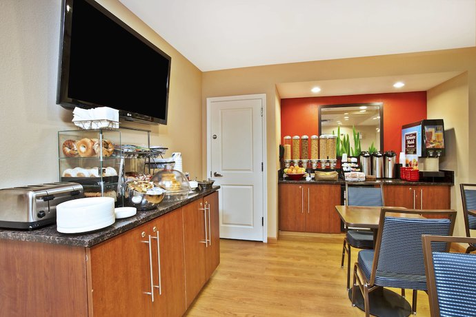 Imagen del bar/restaurante del Hotel TownePlace Suites by Marriott Republic Airport Long Island. Foto 3