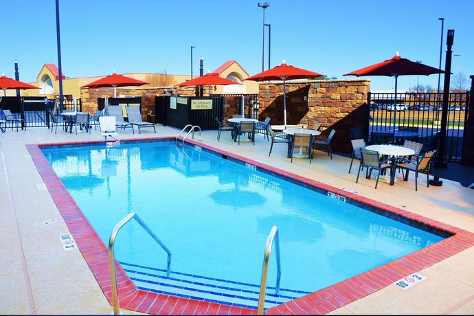 Imagen de la piscina del Hotel Towneplace Suites By Marriott Alexandria. Foto 12