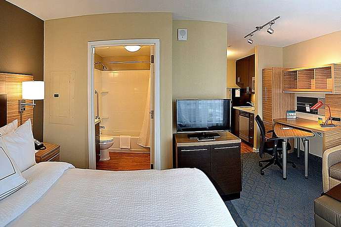 Imagen de la piscina del Hotel Towneplace Suites By Marriott Alexandria. Foto 13