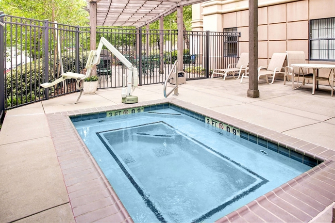 Imagen de la piscina del Hotel Towneplace Suites By Marriott Atlanta Buckhead. Foto 17