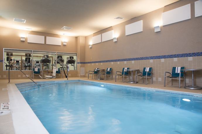 Imagen de la piscina del Hotel Towneplace Suites By Marriott Champaign. Foto 20