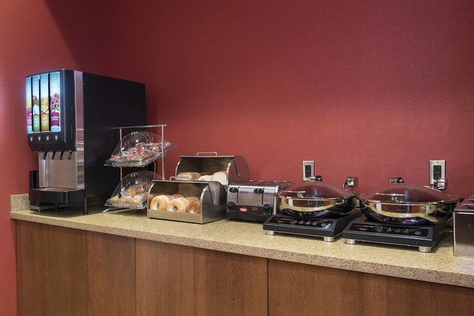 Imagen del bar/restaurante del Hotel Towneplace Suites By Marriott Champaign. Foto 4
