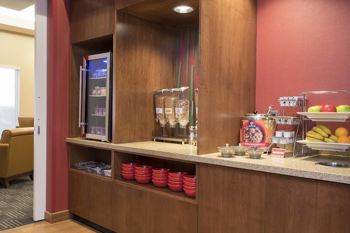 Imagen del bar/restaurante del Hotel Towneplace Suites By Marriott Champaign. Foto 5
