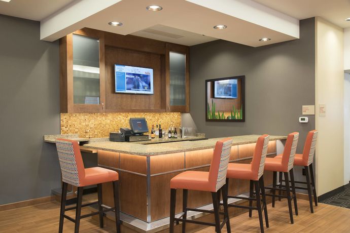 Imagen del bar/restaurante del Hotel Towneplace Suites By Marriott Champaign. Foto 6