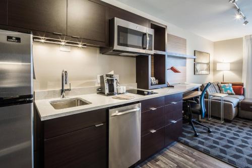 Imagen de la habitación del Hotel Towneplace Suites By Marriott Cleveland. Foto 16