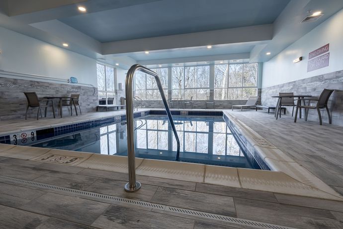 Imagen de la piscina del Hotel Towneplace Suites By Marriott Clinton. Foto 19