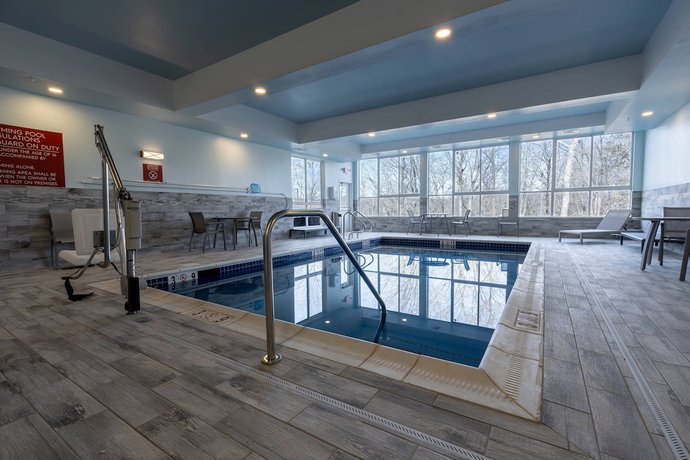 Imagen de la piscina del Hotel Towneplace Suites By Marriott Clinton. Foto 20