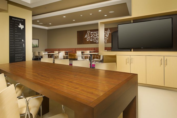 Imagen del bar/restaurante del Hotel Towneplace Suites By Marriott Dallas Dfw Airport N/grapevine. Foto 4