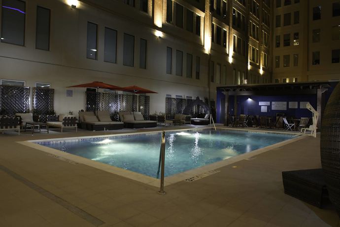 Imagen de la piscina del Hotel Towneplace Suites By Marriott Dallas Downtown. Foto 19