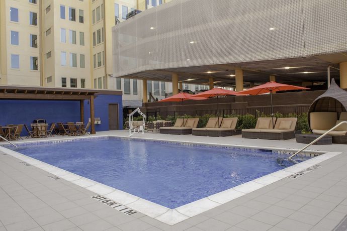 Imagen de la piscina del Hotel Towneplace Suites By Marriott Dallas Downtown. Foto 20