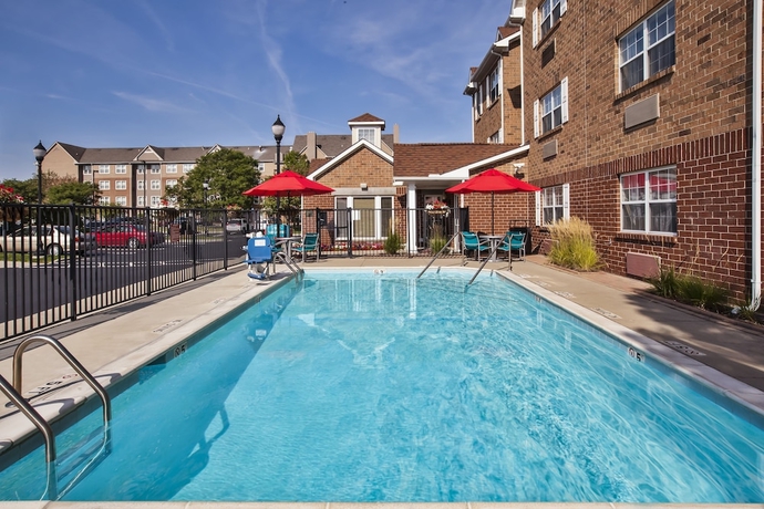 Imagen de la piscina del Hotel Towneplace Suites By Marriott Detroit Livonia. Foto 19