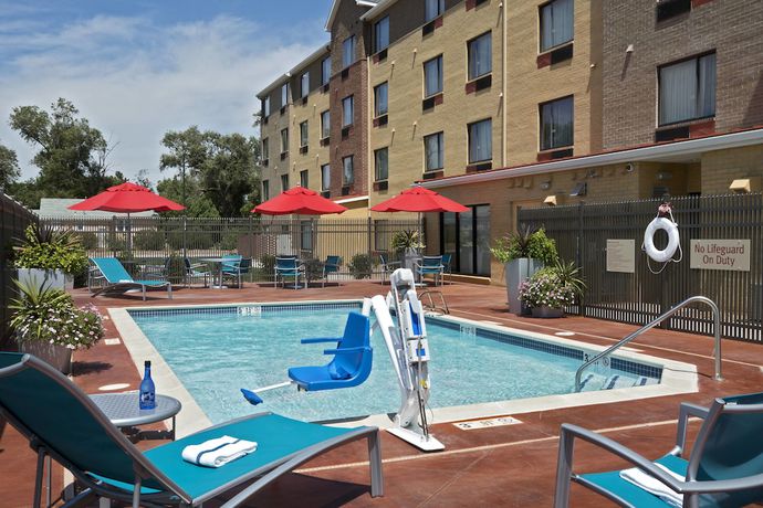 Imagen de la piscina del Hotel Towneplace Suites By Marriott Dodge City. Foto 20