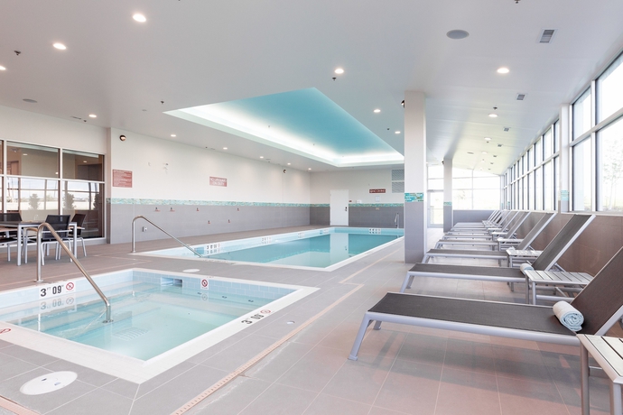 Imagen de la piscina del Hotel Towneplace Suites By Marriott Edmonton South. Foto 19