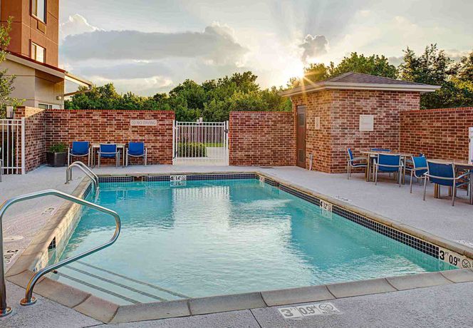 Imagen de la piscina del Hotel Towneplace Suites By Marriott Fayetteville North. Foto 16