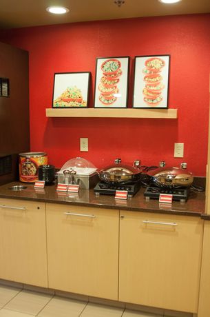 Imagen del bar/restaurante del Hotel Towneplace Suites By Marriott Findlay. Foto 3