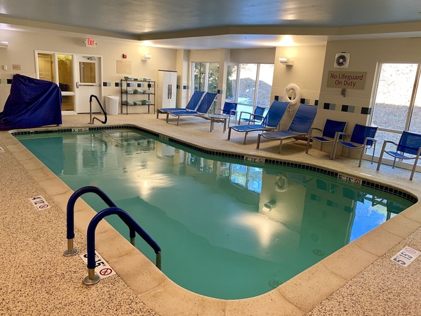 Imagen de la piscina del Hotel Towneplace Suites By Marriott Gilford. Foto 19