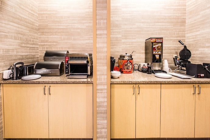 Imagen del bar/restaurante del Hotel Towneplace Suites By Marriott Gilford. Foto 2