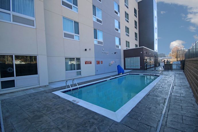 Imagen de la piscina del Hotel Towneplace Suites By Marriott Greensboro Coliseum Area. Foto 20