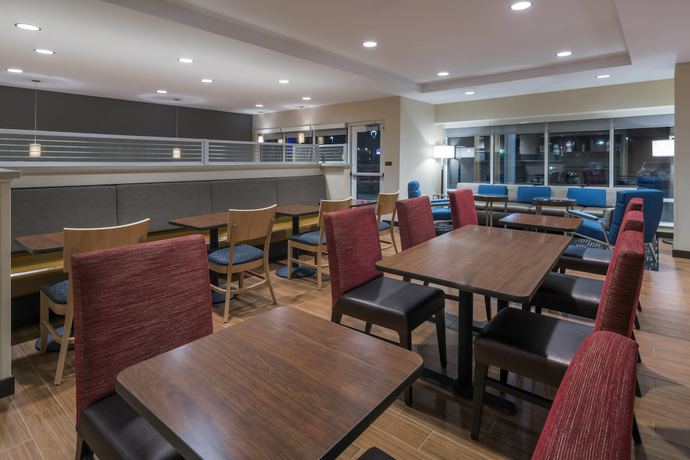 Imagen del bar/restaurante del Hotel Towneplace Suites By Marriott Hays. Foto 8