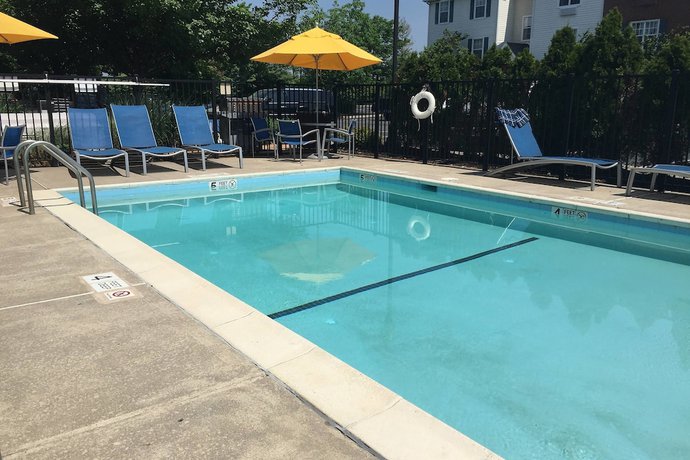 Imagen de la piscina del Hotel Towneplace Suites By Marriott Horsham. Foto 11