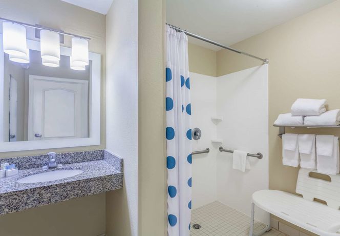 Imagen de la piscina del Hotel Towneplace Suites By Marriott Huntsville. Foto 16