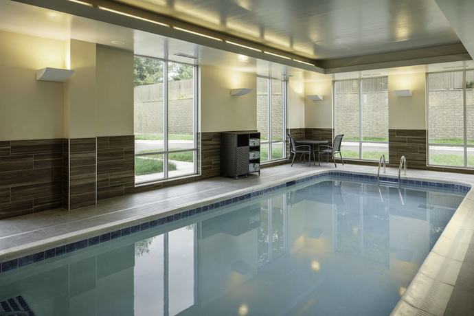 Imagen de la piscina del Hotel Towneplace Suites By Marriott Louisville Northeast. Foto 7