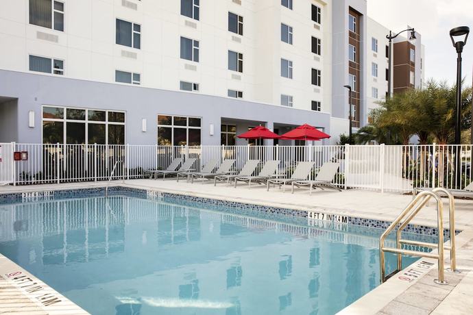 Imagen de la piscina del Hotel Towneplace Suites By Marriott Miami Homestead. Foto 20