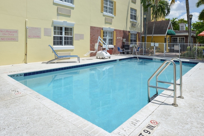 Imagen de la piscina del Hotel Towneplace Suites By Marriott Miami Lakes. Foto 19