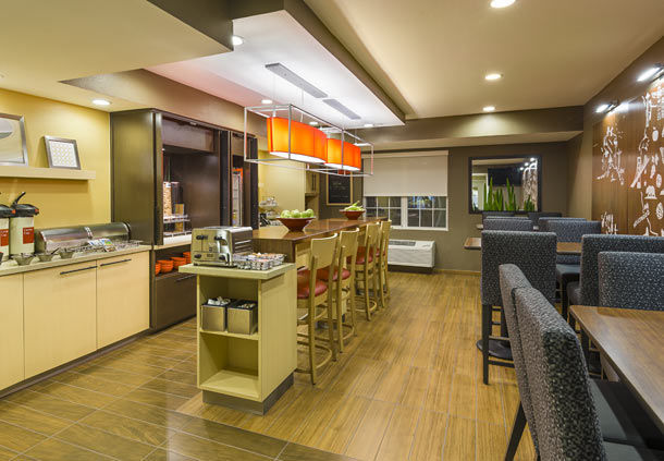 Imagen del bar/restaurante del Hotel Towneplace Suites By Marriott Mobile. Foto 2