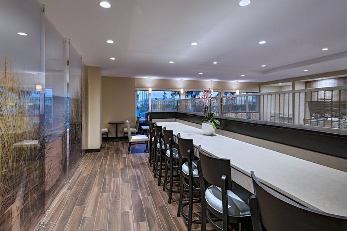 Imagen del bar/restaurante del Hotel Towneplace Suites By Marriott Naples. Foto 2