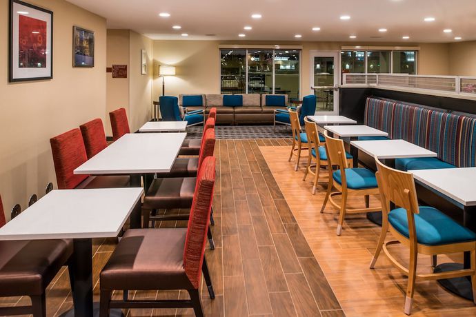 Imagen del bar/restaurante del Hotel Towneplace Suites By Marriott Ontario Chino Hills. Foto 3