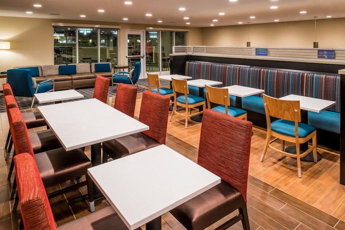 Imagen del bar/restaurante del Hotel Towneplace Suites By Marriott Ontario Chino Hills. Foto 4