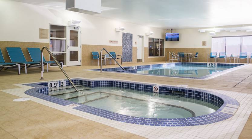 Imagen de la piscina del Hotel Towneplace Suites By Marriott Red Deer. Foto 6