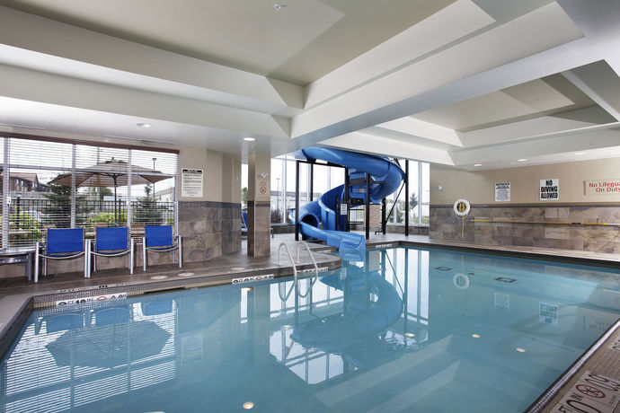 Imagen de la piscina del Hotel Towneplace Suites By Marriott Sudbury. Foto 16