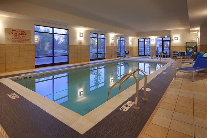 Imagen de la piscina del Hotel Towneplace Suites By Marriott Vernal. Foto 18