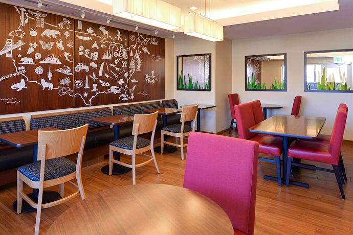 Imagen del bar/restaurante del Hotel Towneplace Suites Detroit Auburn Hills. Foto 8