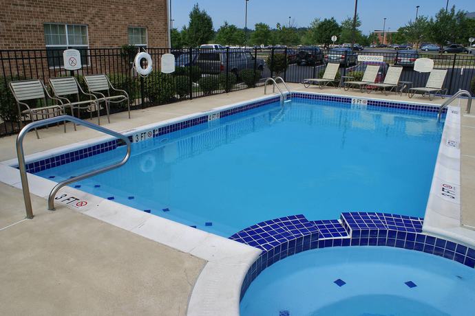 Imagen de la piscina del Hotel Towneplace Suites Fredericksburg. Foto 13